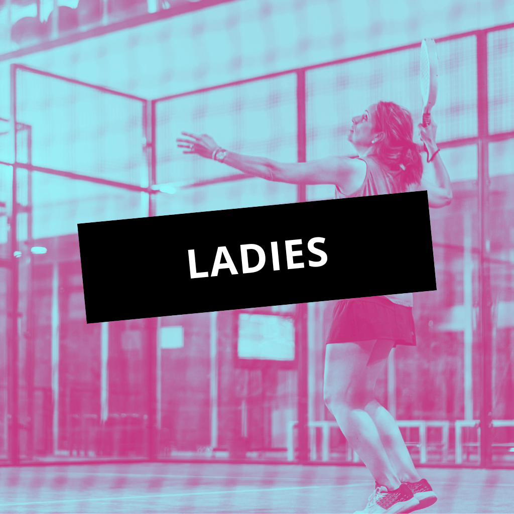 Une joueuse de padel en action sur le court, énergie et convivialité à Brest