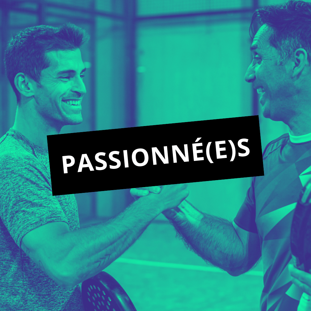 Un match de padel en double masculin, deux équipes s’affrontent sur le court à Brest